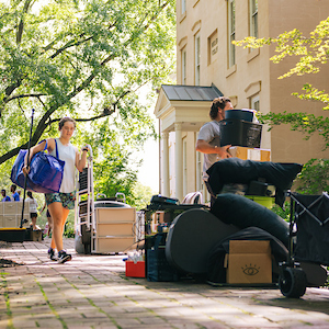 student carrying in move-in items on the horseshoe