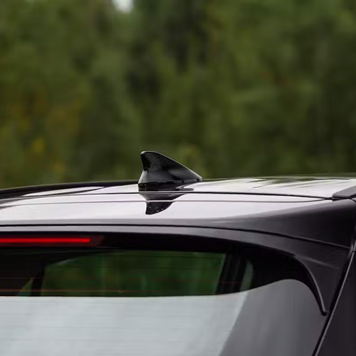 The shark-fin antenna on the roof of a car.